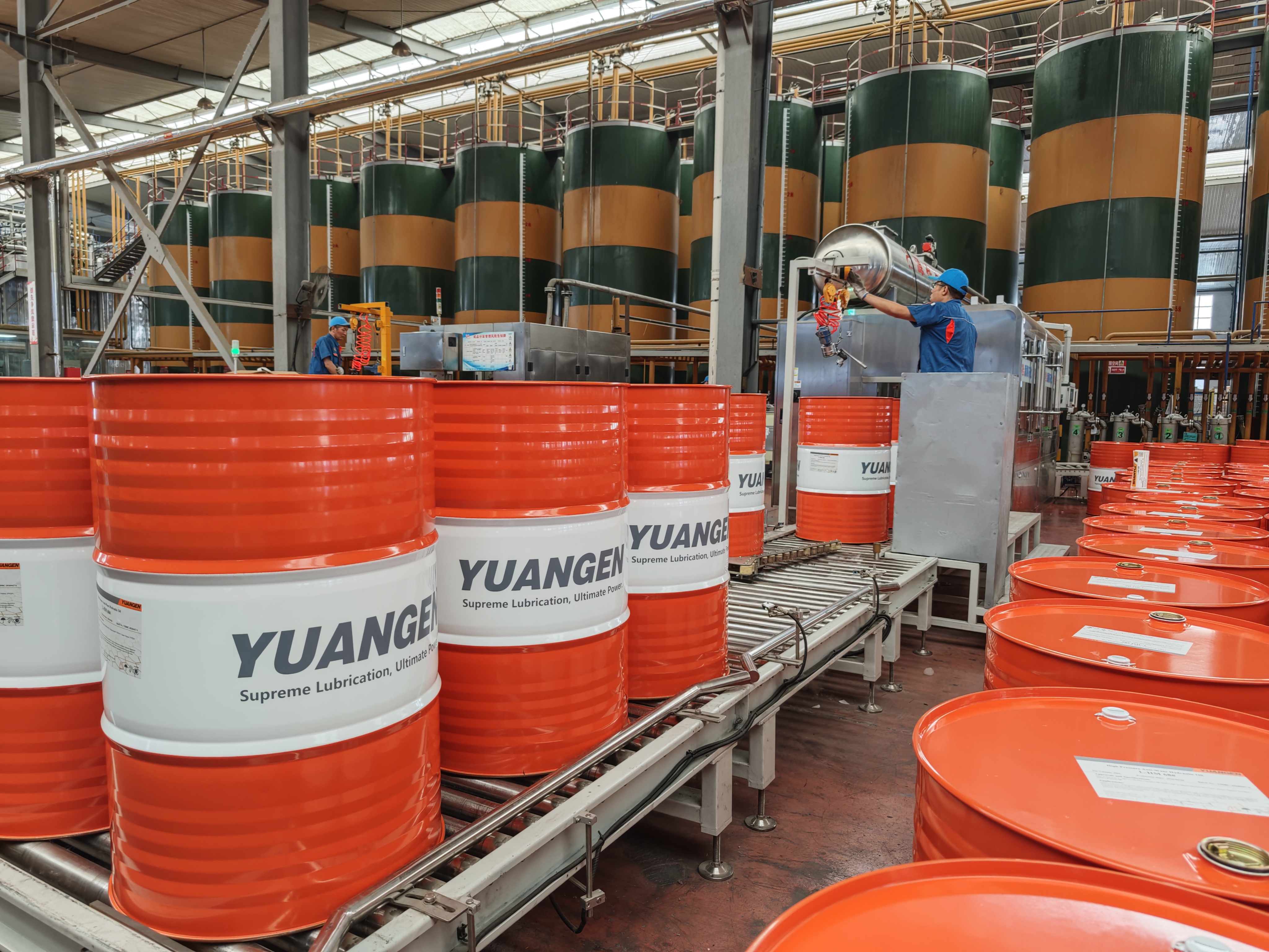 YUANGEN lubricant export shipment for African markets with diesel engine oil and hydraulic oil drums